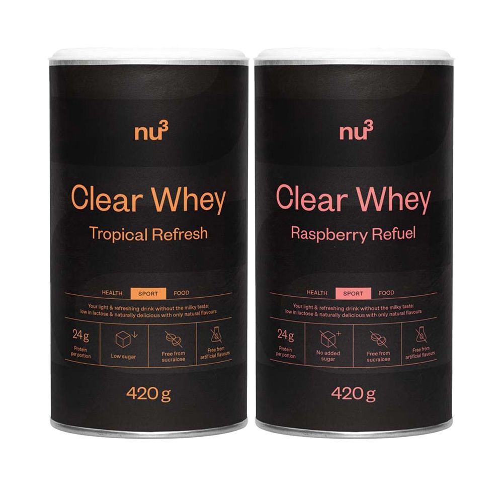 Due barattoli di nu3 Clear Whey. A sinistra: Tropical Refresh, a destra: Raspberry Refuel. Logo, nome del prodotto e informazioni nutrizionali.