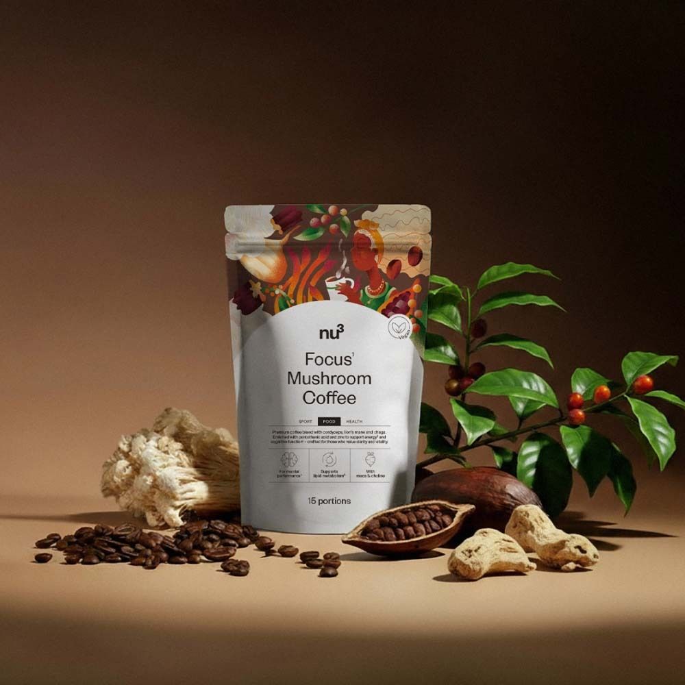 Confezione di nu3 Focus Mushroom Coffee. Su sfondo marrone, con chicchi di caffè e ingredienti.
