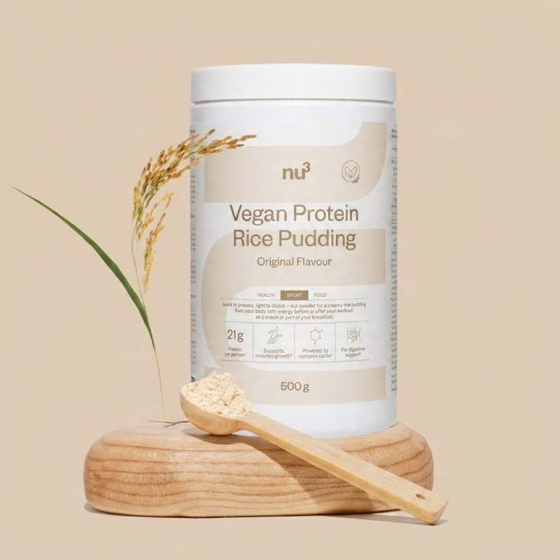 Barattolo nu3 Vegan Protein Rice Pudding con cucchiaio e spiga di riso.