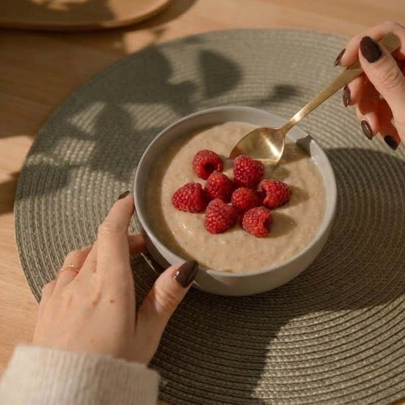 Ciotola con nu3 Vegan Protein Rice Pudding e lamponi.