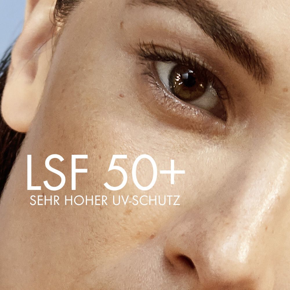 Primo piano di un viso. Scritta: LSF 50+ PROTEZIONE UV MOLTO ALTA.