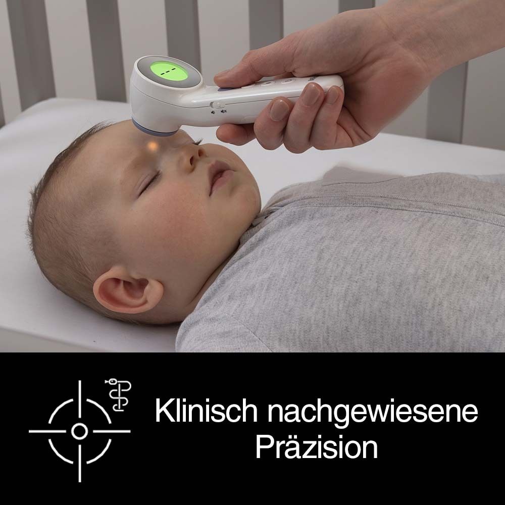 Un termometro misura la temperatura di un bambino. Il termometro è bianco e ha un display verde.