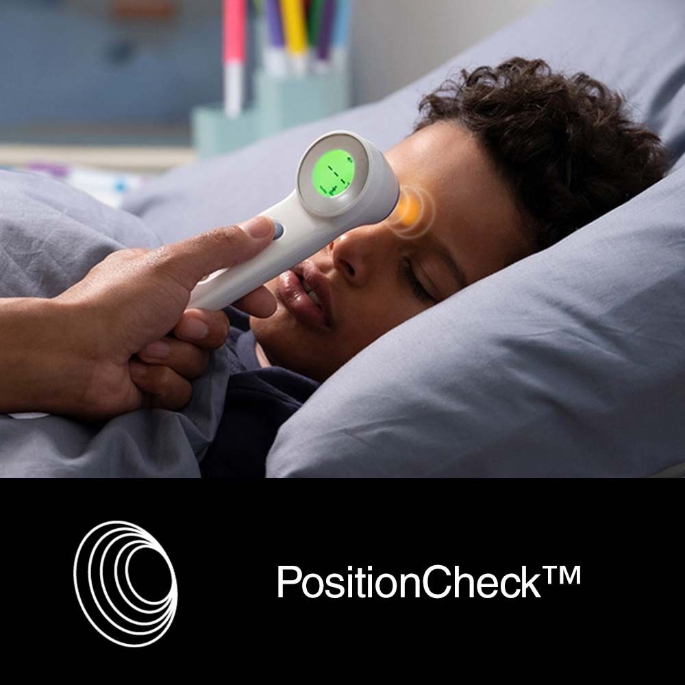 Un termometro misura la temperatura di un bambino. Il termometro è bianco e ha un display verde.