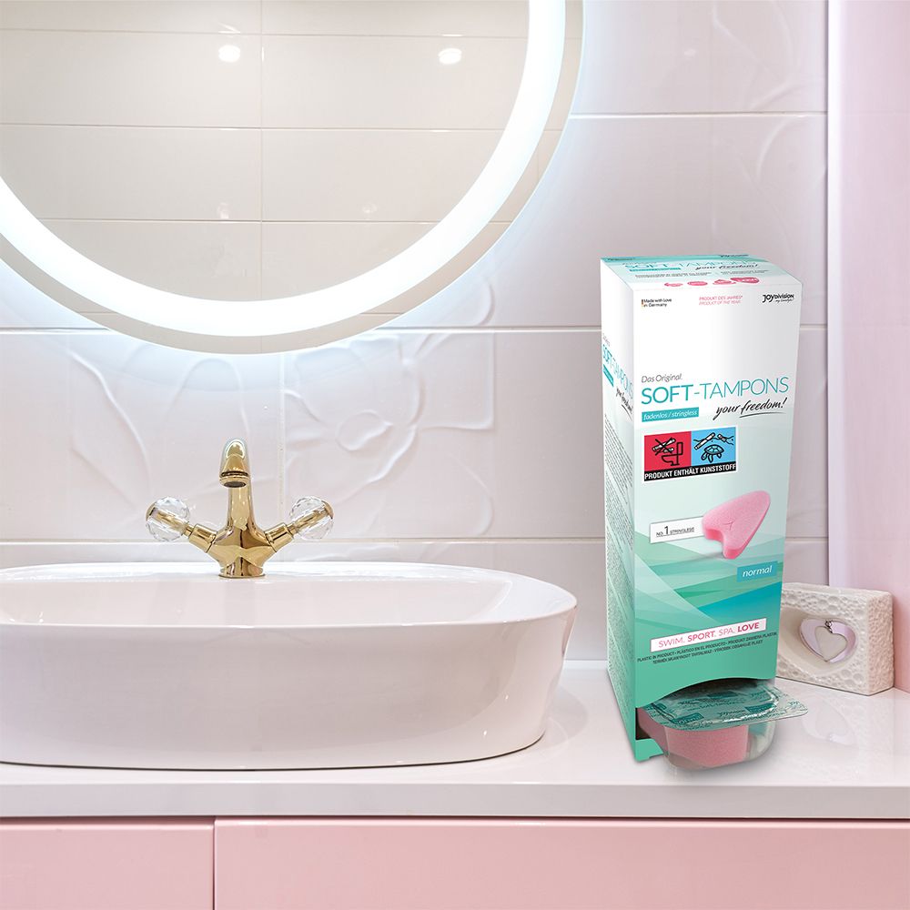 Confezione di tamponi morbidi rosa su una superficie bianca. Testo: Das Original SOFT-TAMPONS, normal. Per nuoto, sport, spa, amore.