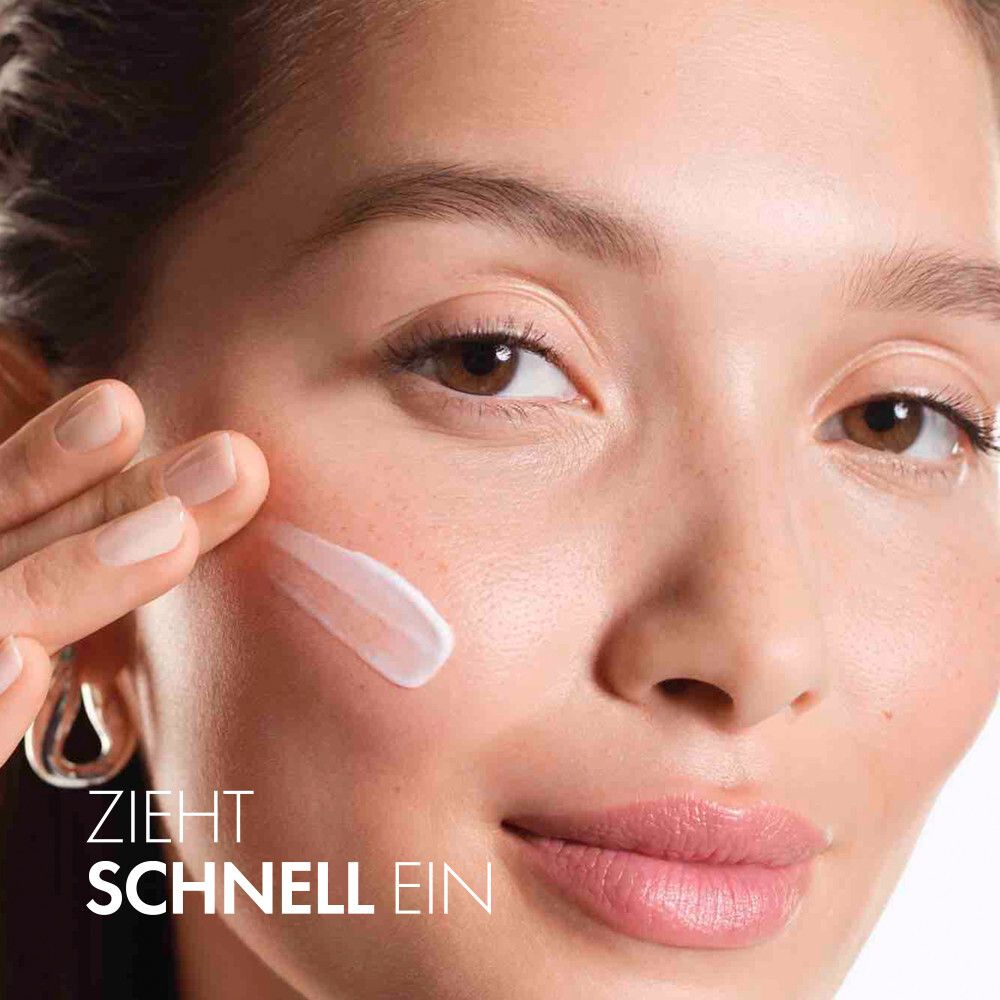 Donna che applica la crema. Testo: Zieht schnell ein.