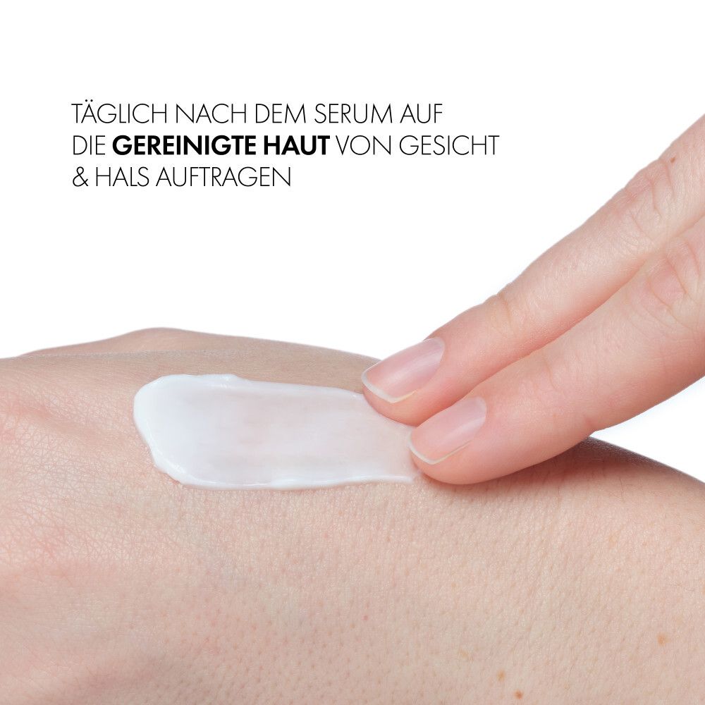 Mano con crema. Testo: Täglich nach dem Serum auf die gereinigte Haut von Gesicht & Hals auftragen.