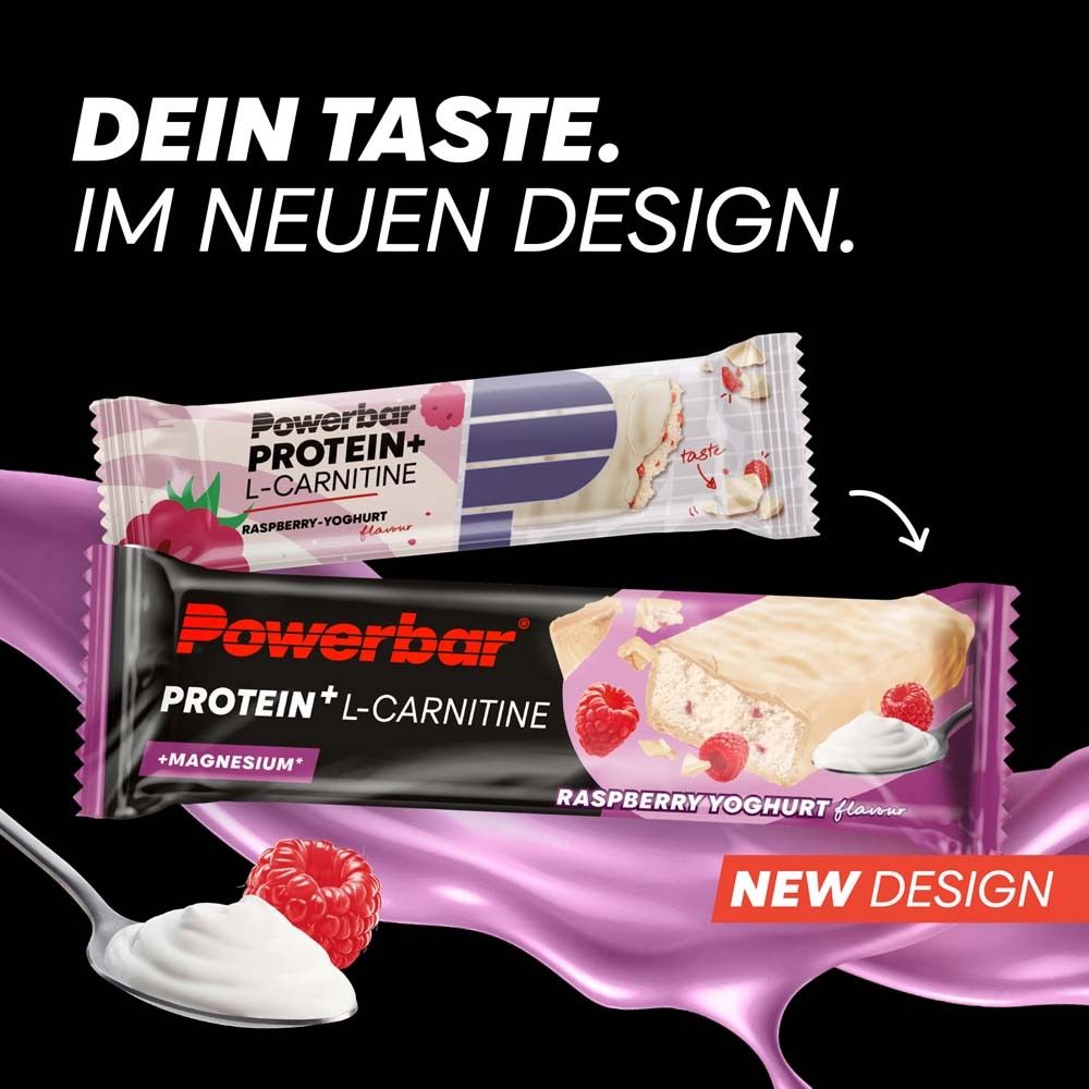 Due barrette Powerbar Protein Plus L-Carnitina. Confezioni nere e bianche. Gusto yogurt lampone. Su sfondo rosa.