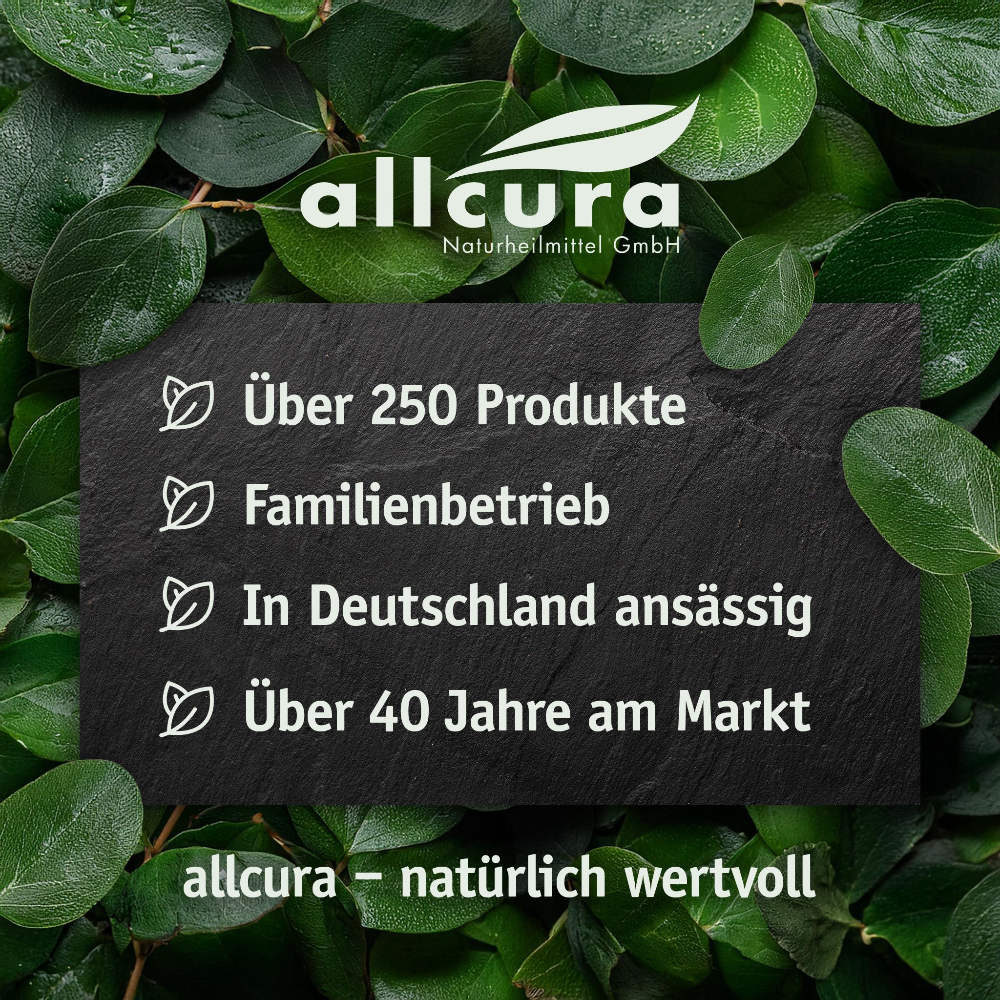 Sfondo verde con foglie. Una lavagna nera con testo su "allcura": "Oltre 250 prodotti", "Azienda a conduzione familiare", "Con sede in Germania", "Oltre 40 anni sul mercato".