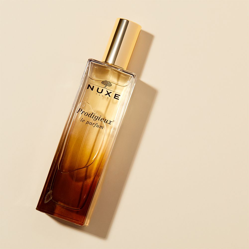 Flacone di profumo con tappo dorato. Scritta: NUXE Paris, Prodigieux le parfum. Obliquo.
