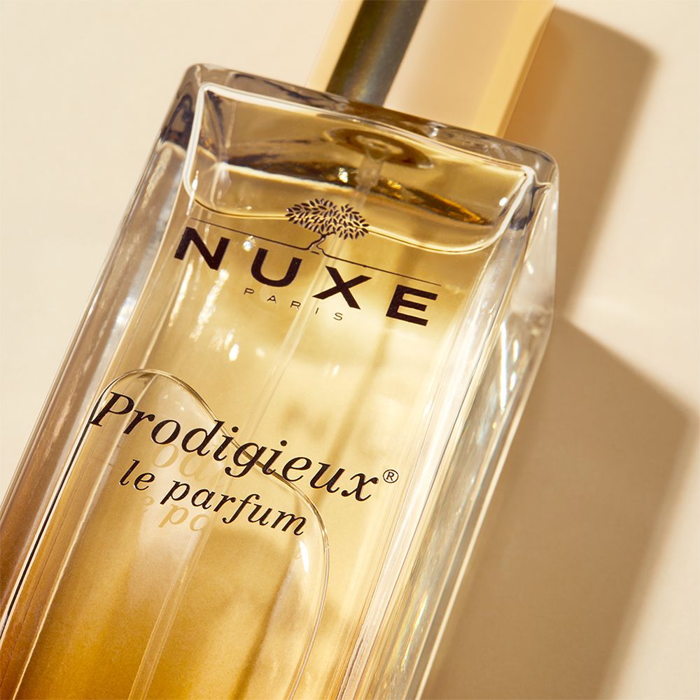 Primo piano del flacone di profumo. Scritta: NUXE Paris, Prodigieux le parfum.