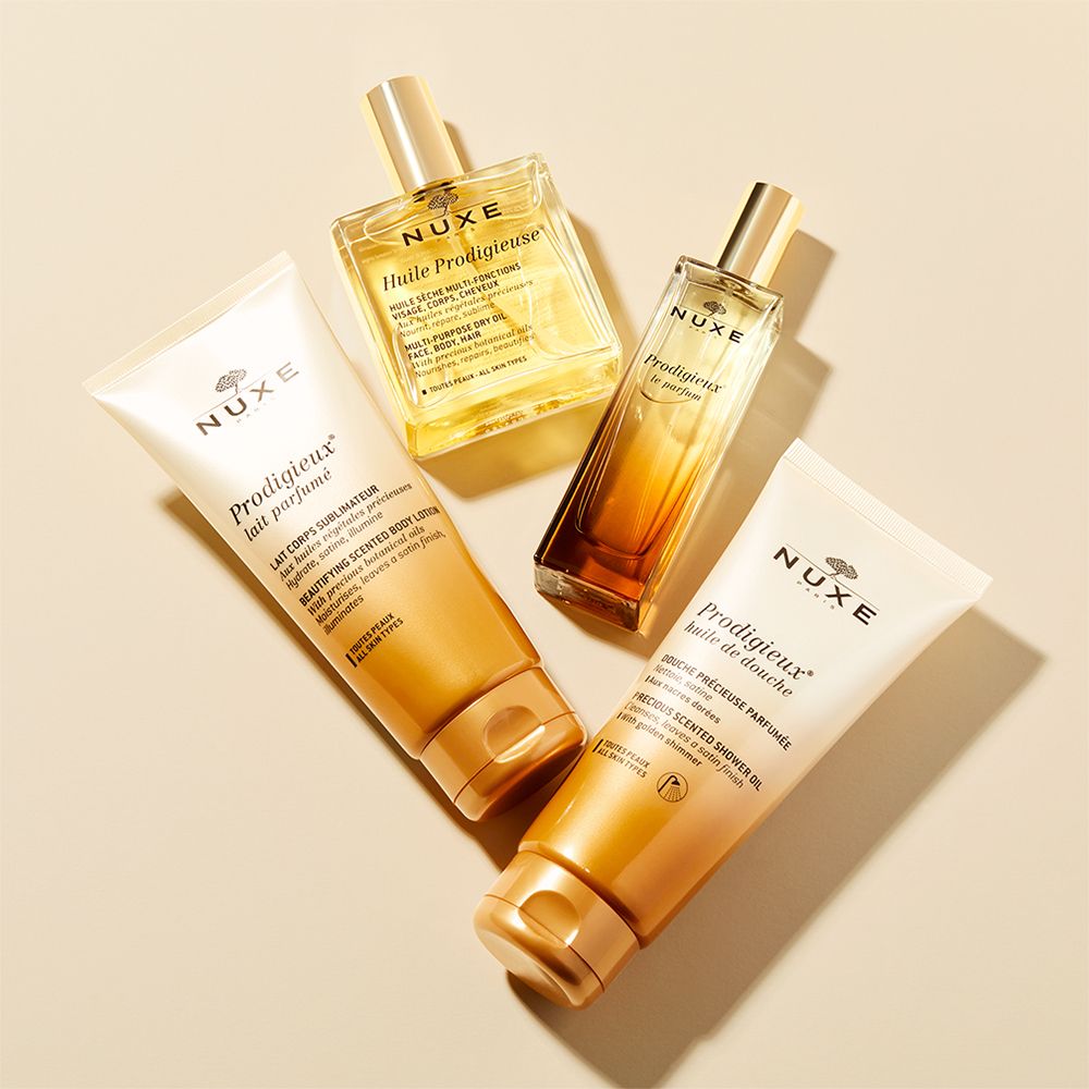 Quattro prodotti: flacone, vasetto e due tubi. Scritta: NUXE, Prodigieux.