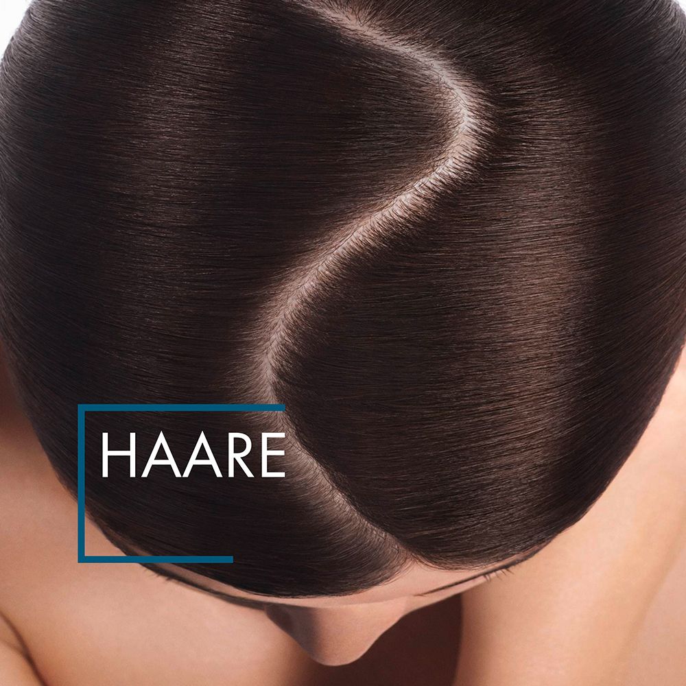 Primo piano di capelli scuri, riga visibile. Testo: HAARE in campo blu.