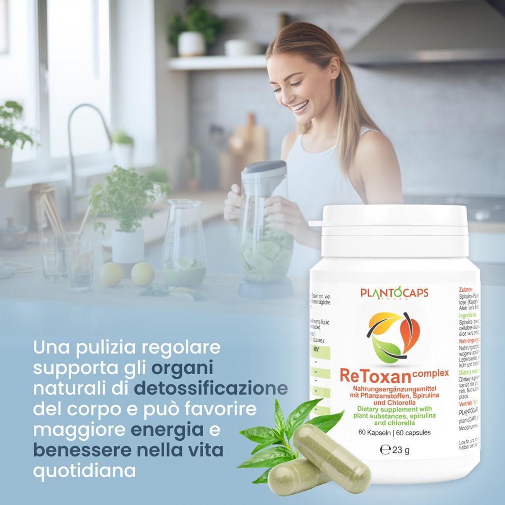 Donna in cucina con frullatore, accanto barattolo plantoCAPS® ReToxan complex e foglie verdi.