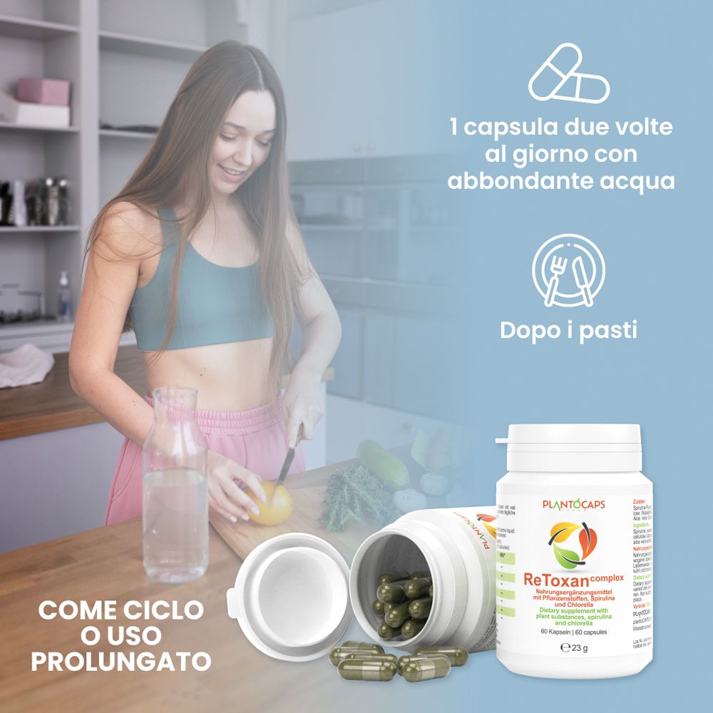 Donna in cucina taglia limone, accanto barattolo plantoCAPS® ReToxan complex e contenitore aperto con capsule.