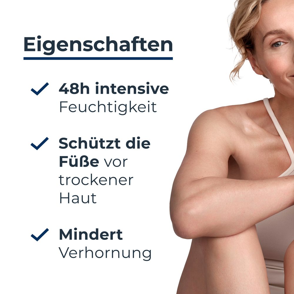Tubo di Eucerin UreaRepair PLUS Crema piedi 10% tenuto in mano.