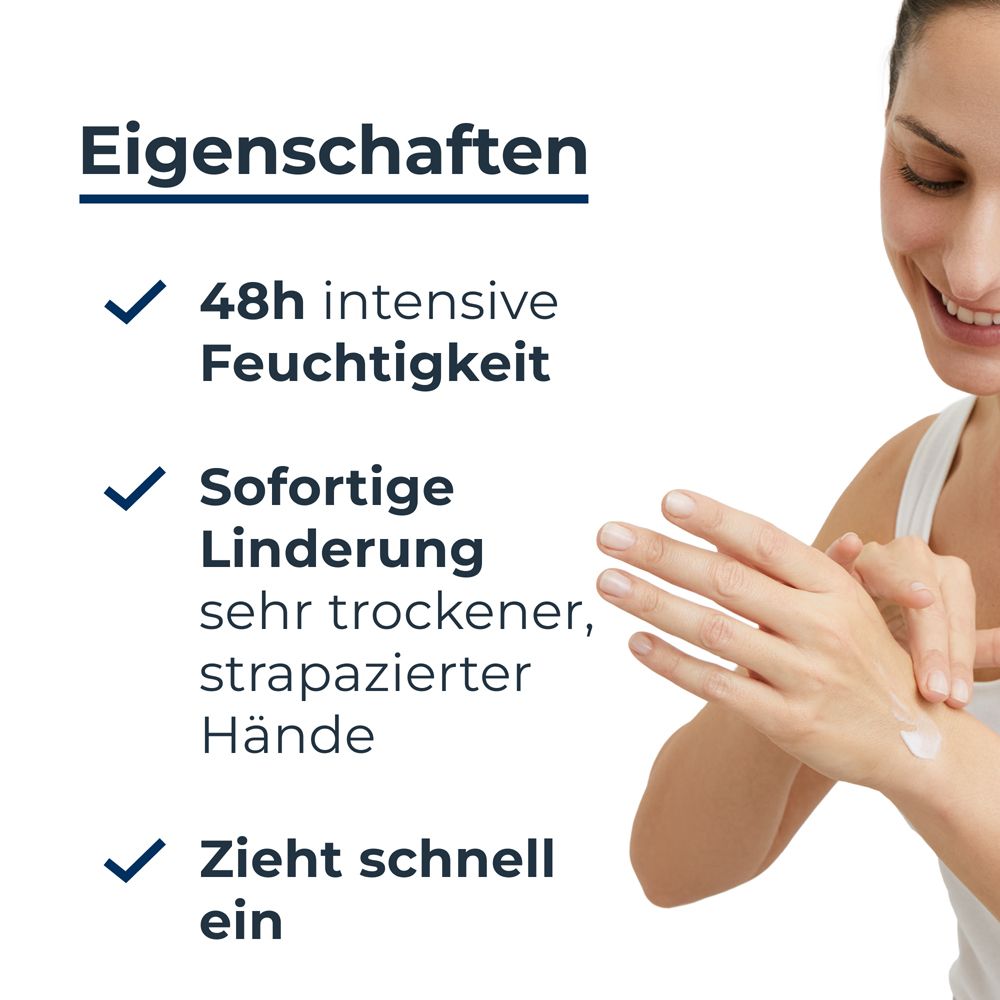 Una donna applica la crema mani Eucerin Urea Repair sulle mani secche.