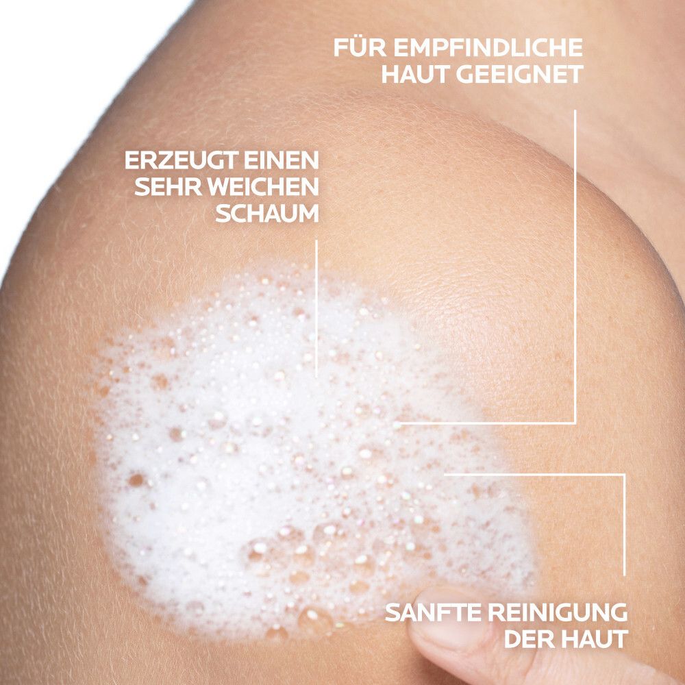 Schiuma bianca sulla pelle. Testo: Adatto alle pelli sensibili. Crea una schiuma morbida. Deterge delicatamente la pelle.