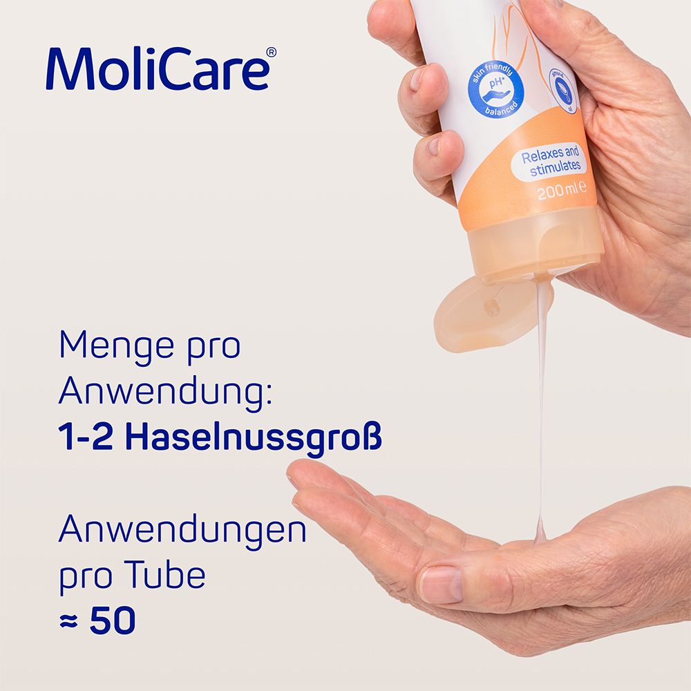 Gel per massaggio MoliCare Skin versato sulla mano. Testo: Quantità per applicazione: 1-2 nocciole. Applicazioni per tubo = 50.
