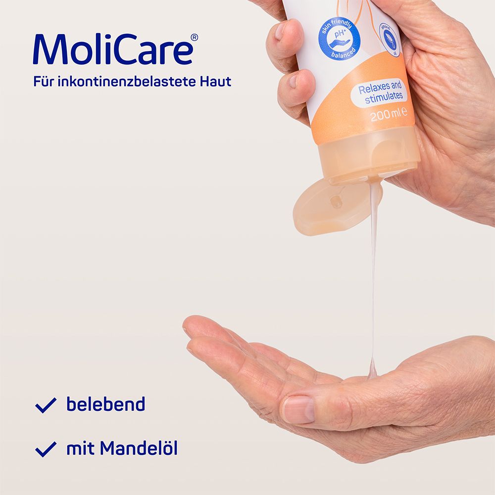 Gel per massaggio MoliCare Skin versato sulla mano. Testo: rinvigorente, con olio di mandorle. Per pelle incontinente.