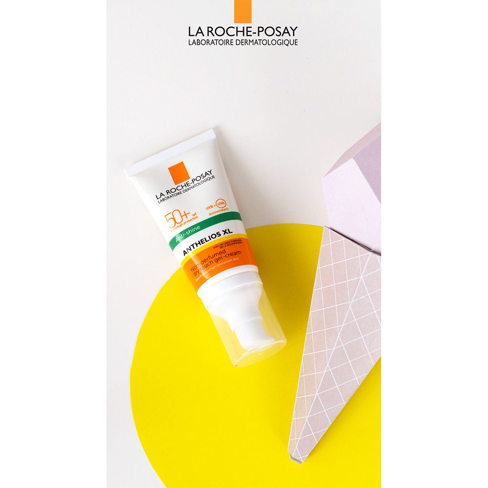 Tubo di crema solare, bianco, accenti arancioni e verdi. Testo: Anthelios XL 50+.