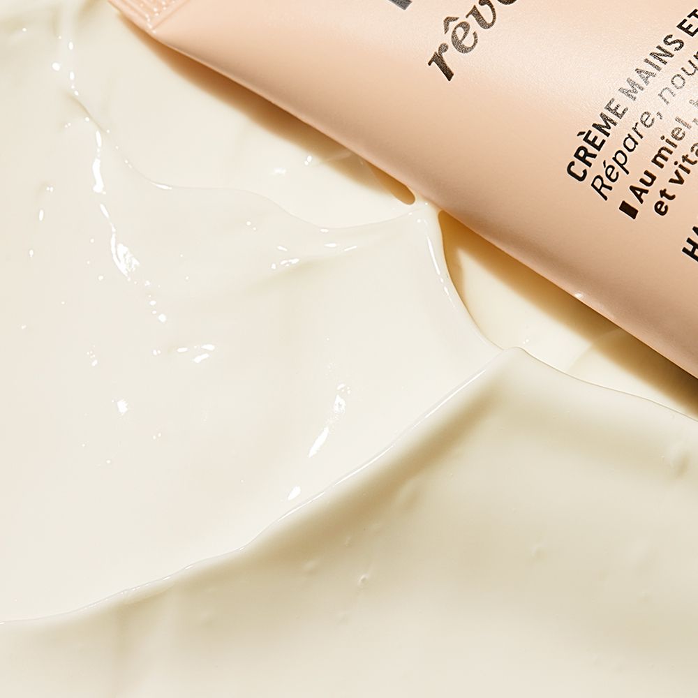 Crema su sfondo bianco. Tubo di crema sullo sfondo. Testo.