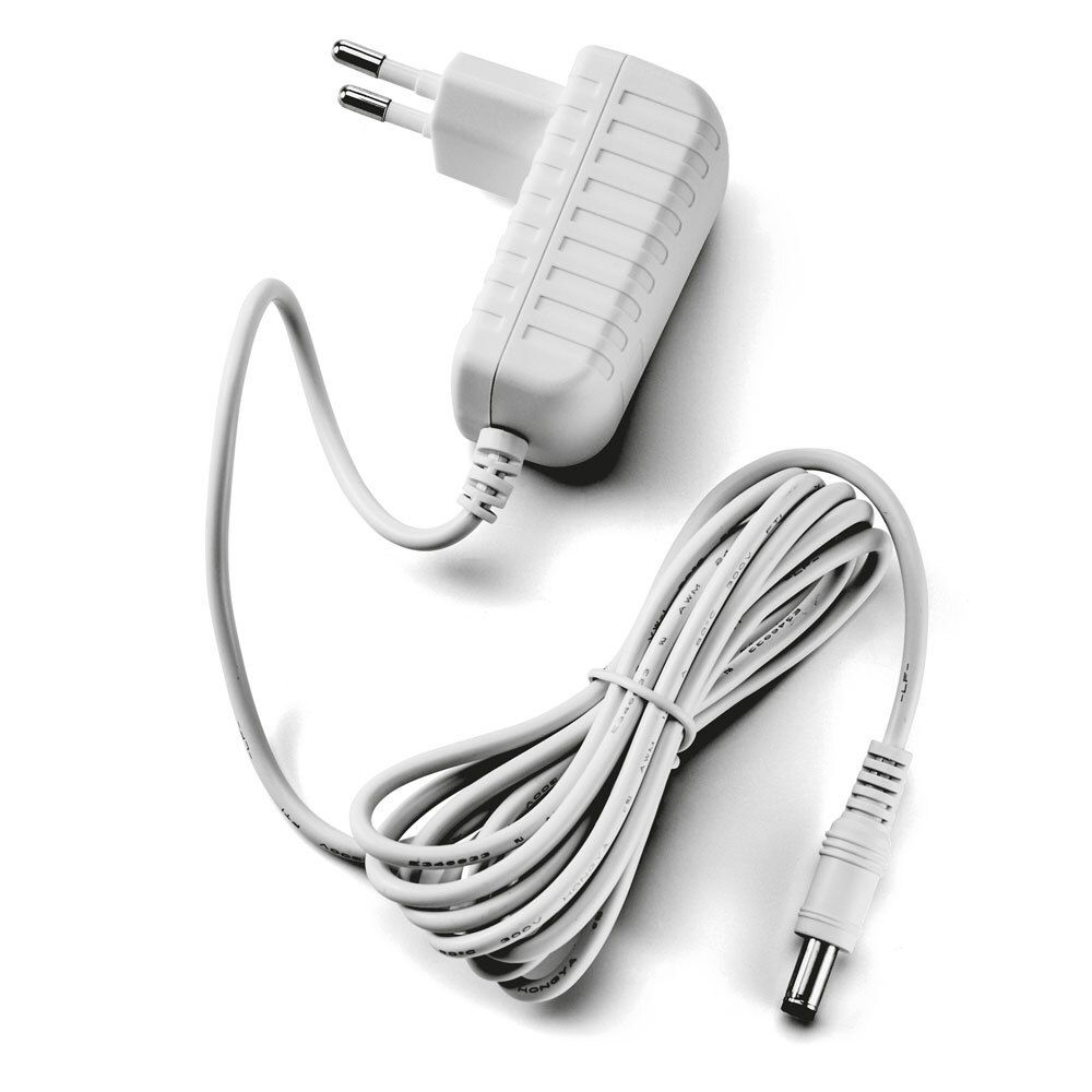 Alimentatore bianco con cavo. Spina e connettore per misuratore di pressione. Su sfondo bianco.