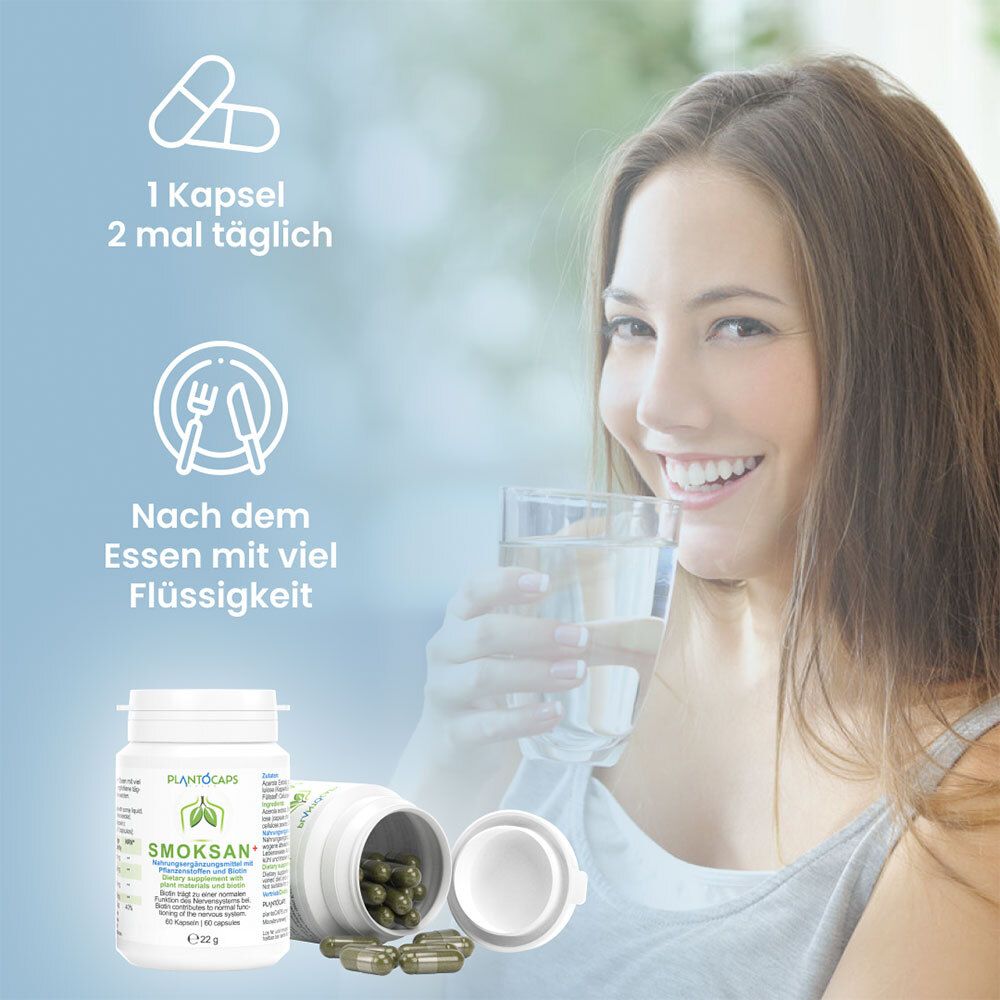 Donna che beve acqua accanto al barattolo plantoCAPS® SMOKSAN® + e al contenitore aperto con capsule.