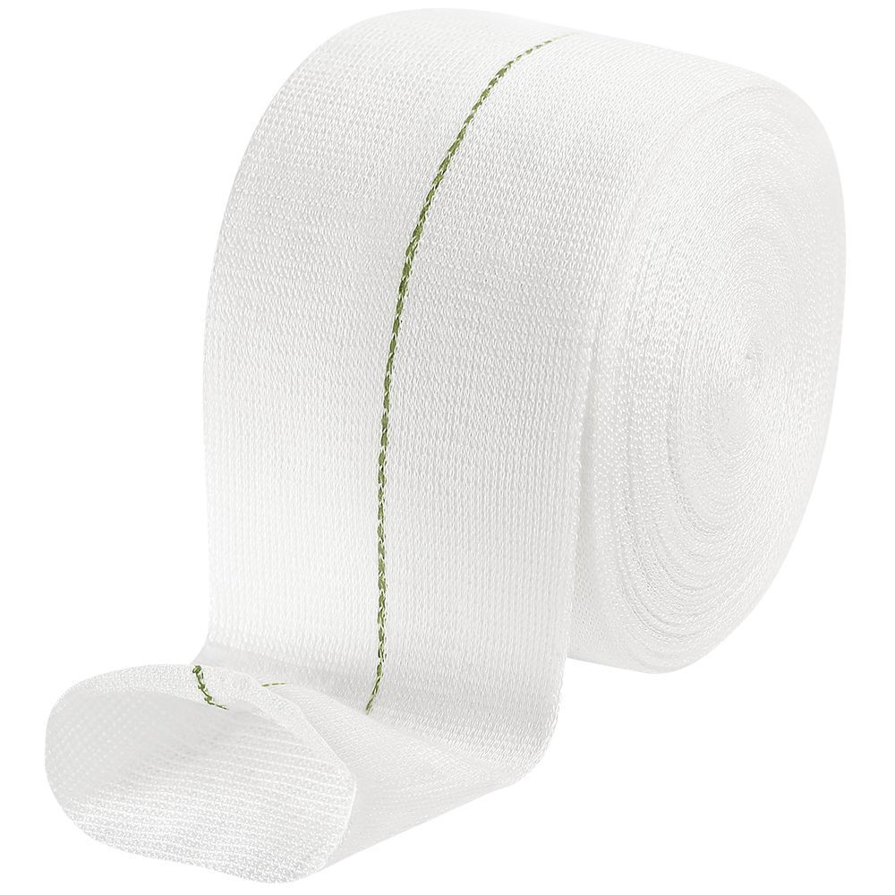 Benda tubulare bianca arrotolata. Cucitura verde. Materiale tessile.