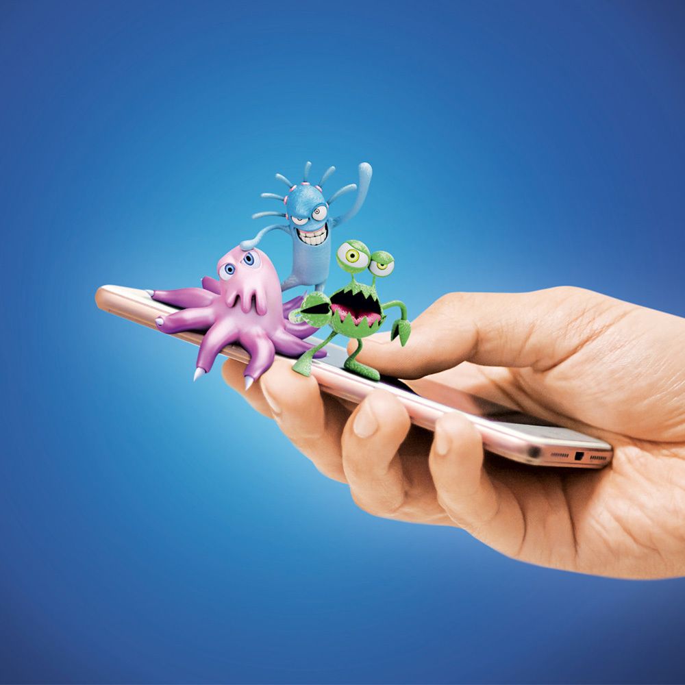 Tre germi dei cartoni animati su uno smartphone. Uno è blu, uno rosa, uno verde.