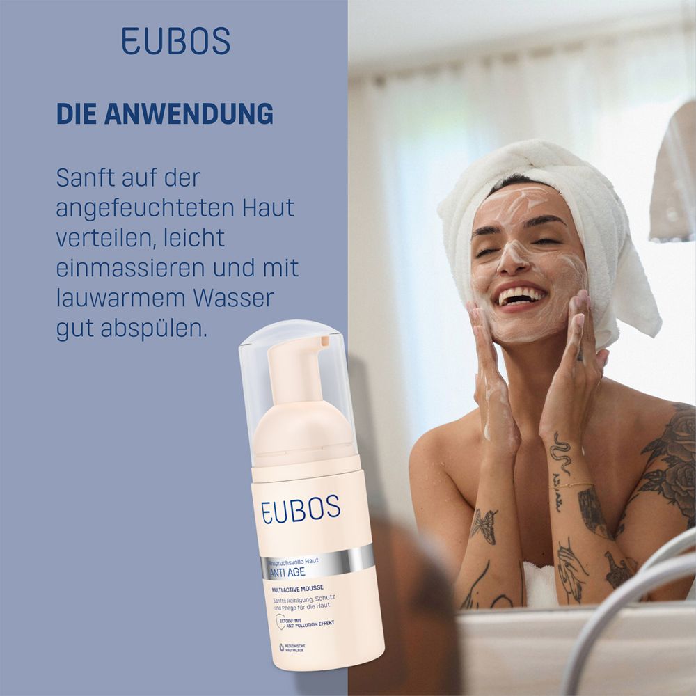 Donna che si lava il viso con EUBOS Anti Age Mousse. Riflesso nello specchio. Donna con asciugamano in testa.