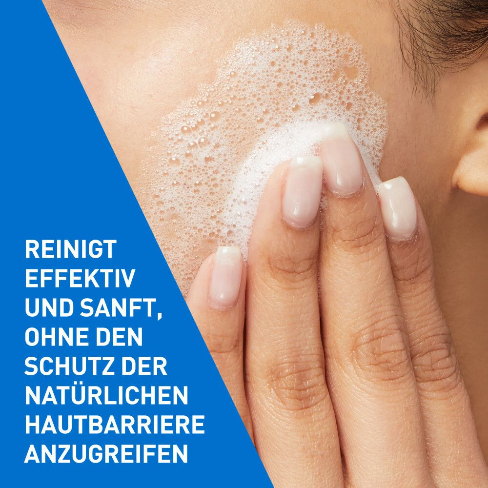 Mani che puliscono il viso con schiuma. Pulisce efficacemente e delicatamente, senza aggredire la barriera cutanea.