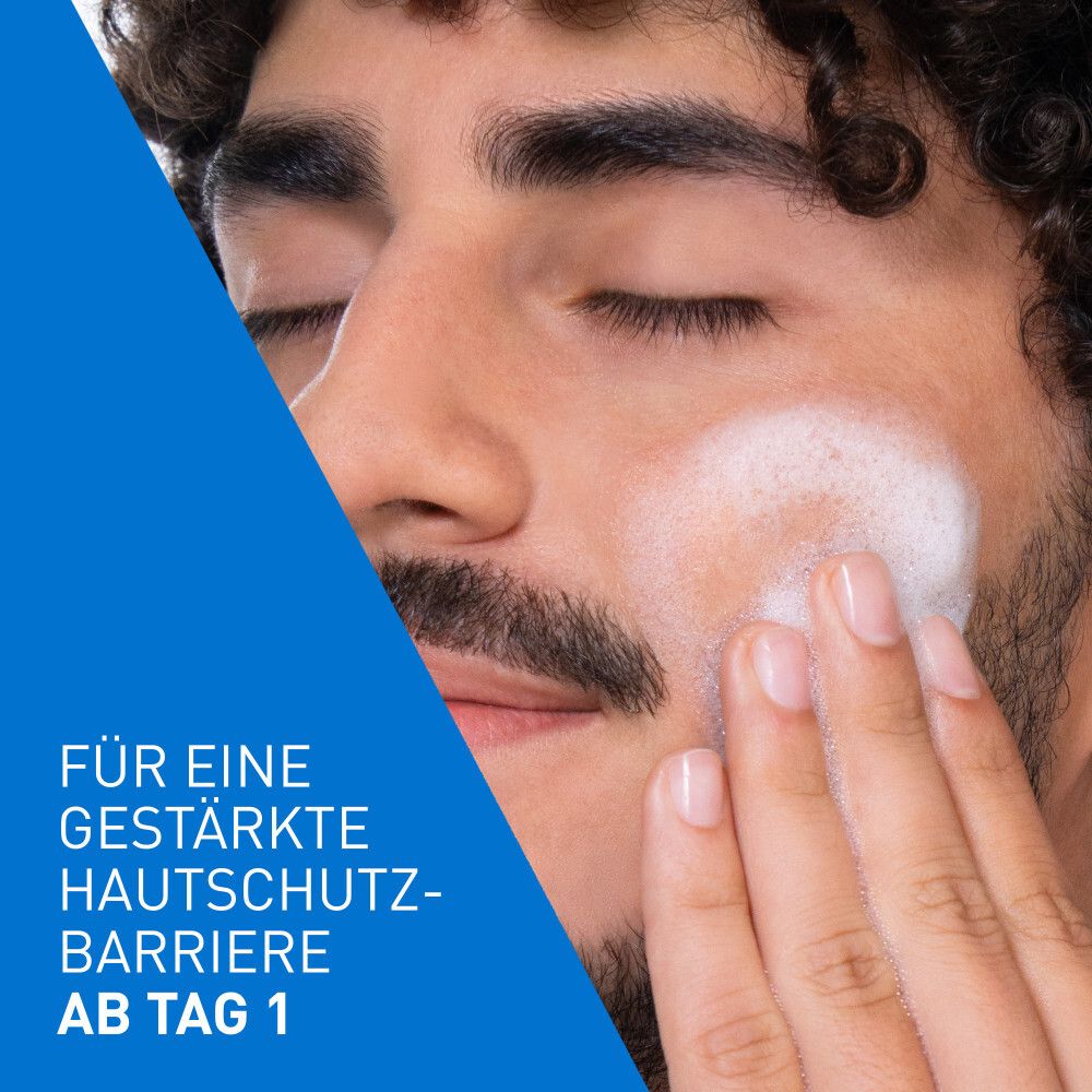 Uomo si lava il viso con gel detergente schiumogeno CeraVe. Per una barriera cutanea rinforzata dal Giorno 1.
