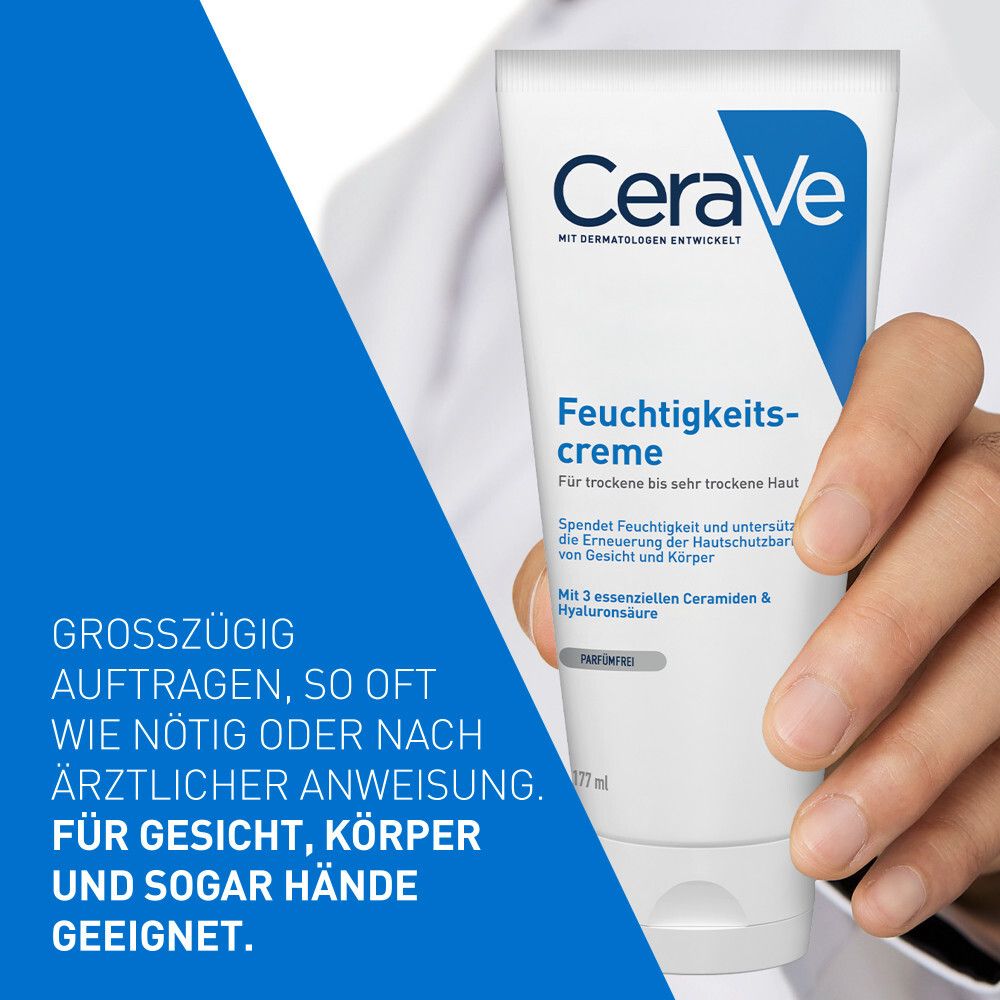 Mano che tiene un tubo di crema idratante CeraVe. Testo: Adatto per viso, corpo e mani. Sfondo blu.
