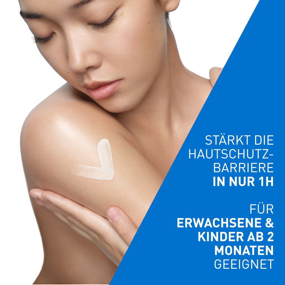 Donna applica la crema CeraVe sul braccio. Rinforza la barriera cutanea in 1h. Per adulti e bambini dai 2 mesi.