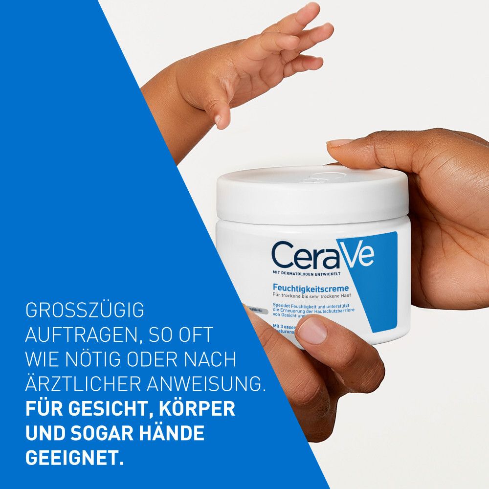 Mani che tengono un vasetto di crema. Scritta: CeraVe Crema idratante. Adatto per viso, corpo e mani.