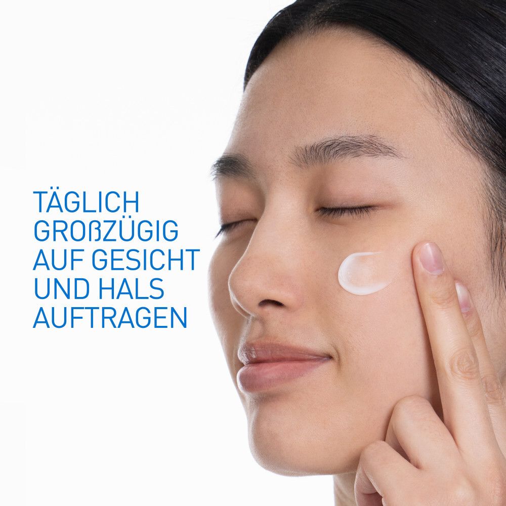 Mano che distribuisce la crema sul palmo. Applicare uniformemente su viso e collo.