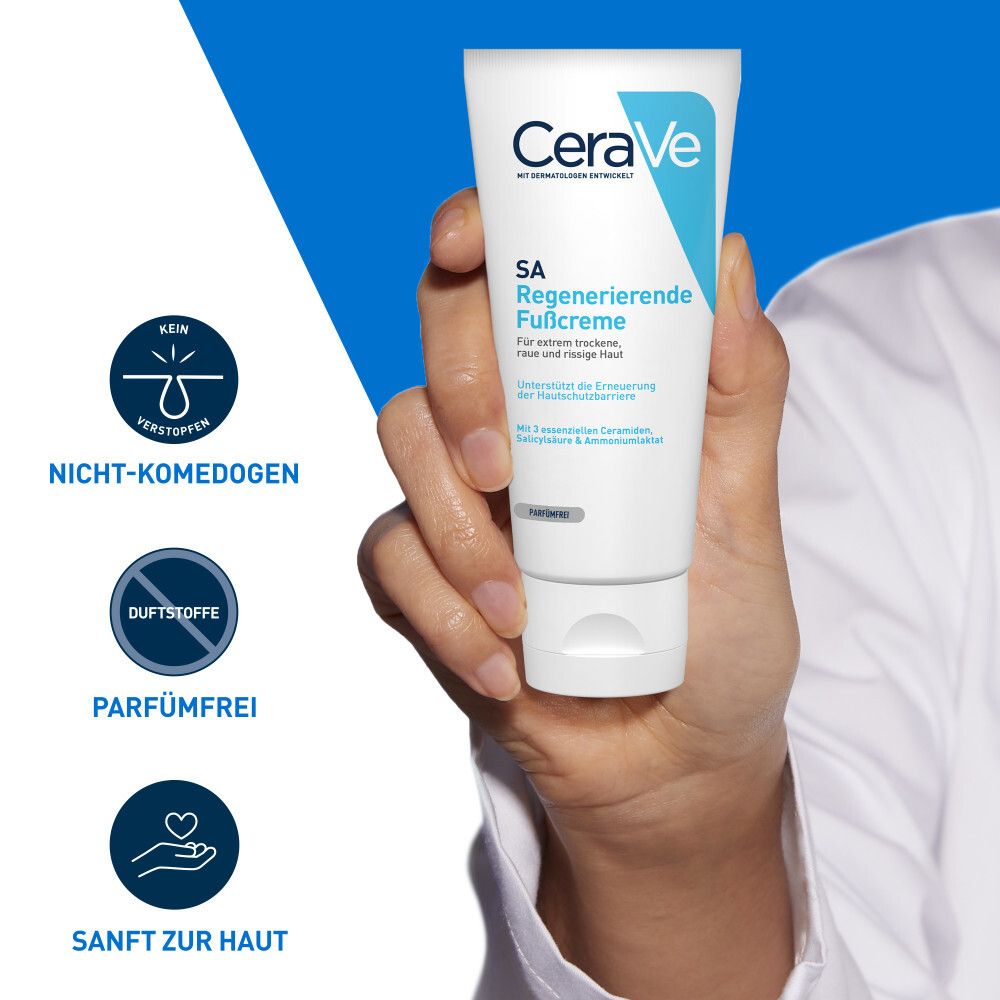 Persona che tiene in mano un tubetto di crema per piedi rigenerante CeraVe SA. Non comedogenico, senza profumo, delicato sulla pelle. Per pelli molto secche, ruvide e screpolate.
