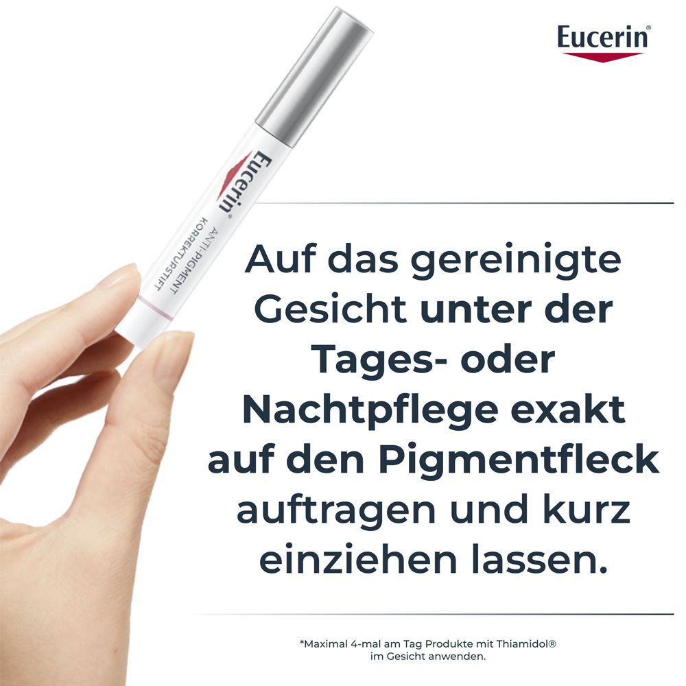Mano tiene la penna correttiva Eucerin Anti-Pigment per l'applicazione.