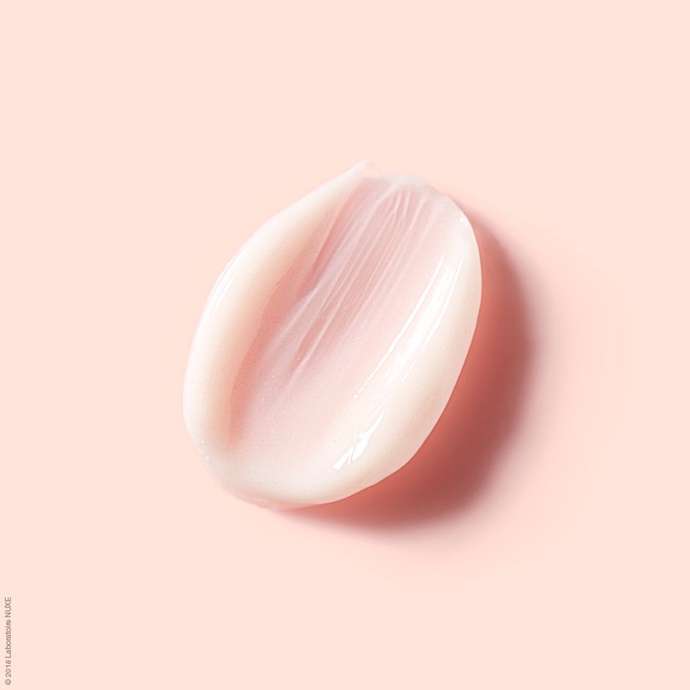 Texture di crema rosa su sfondo rosa. Superficie liscia. Nessun altro elemento.