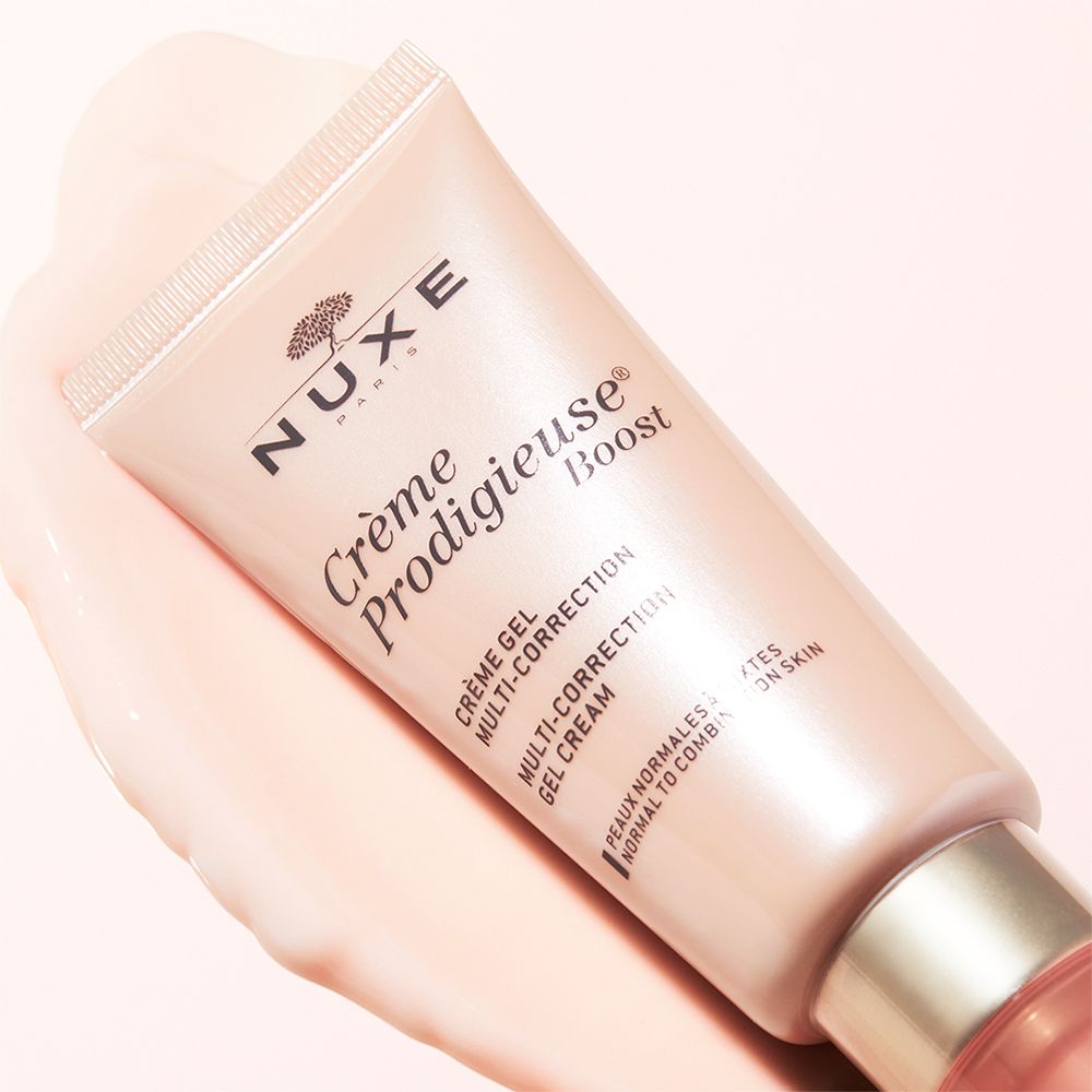 Tubo rosa NUXE Crème Prodigieuse® Boost su crema rosa. Testo: Crème Gel Multi-Correction, per pelli normali e miste.