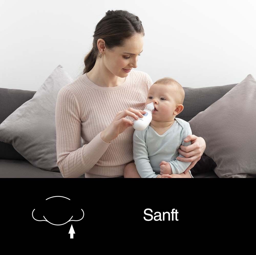 Donna usa aspiratore nasale su neonato. Testo: Delicato. Simbolo: Nuvola con freccia.