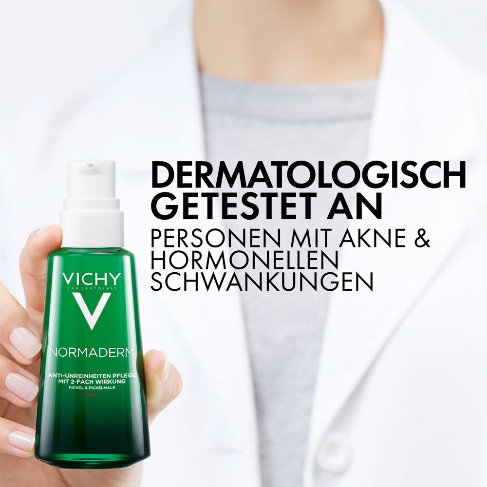 Flacone verde Vichy Normaderm con erogatore a pompa, tenuto da una mano.