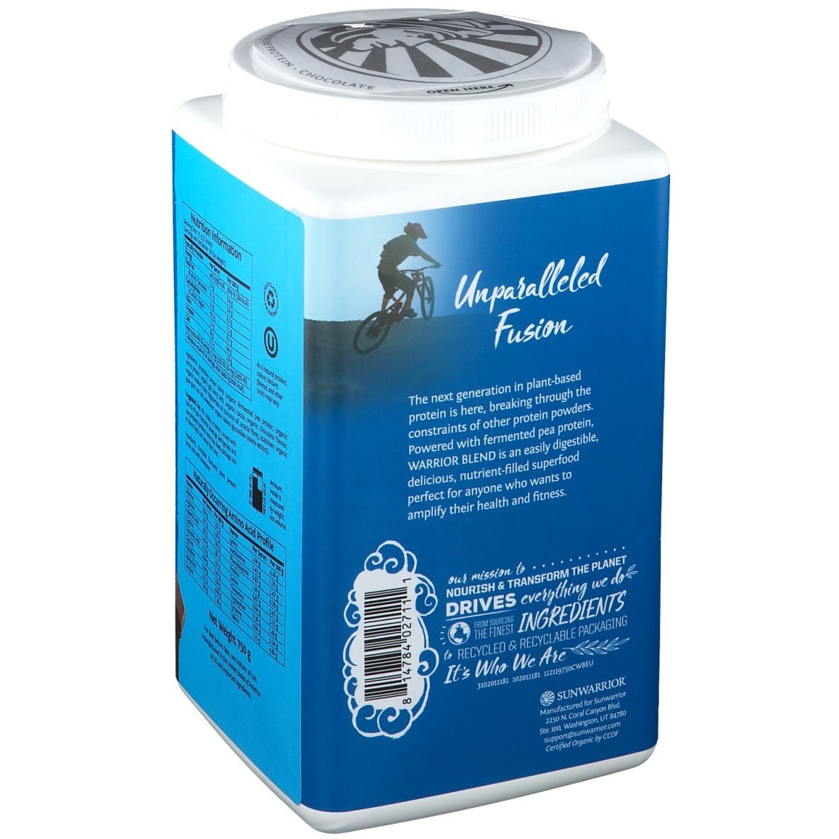 Vista posteriore barattolo blu SUNWARRIOR Protein Warrior Blend Chocolate. Testo: Unparalleled Fusion. Info ingredienti e riciclo.
