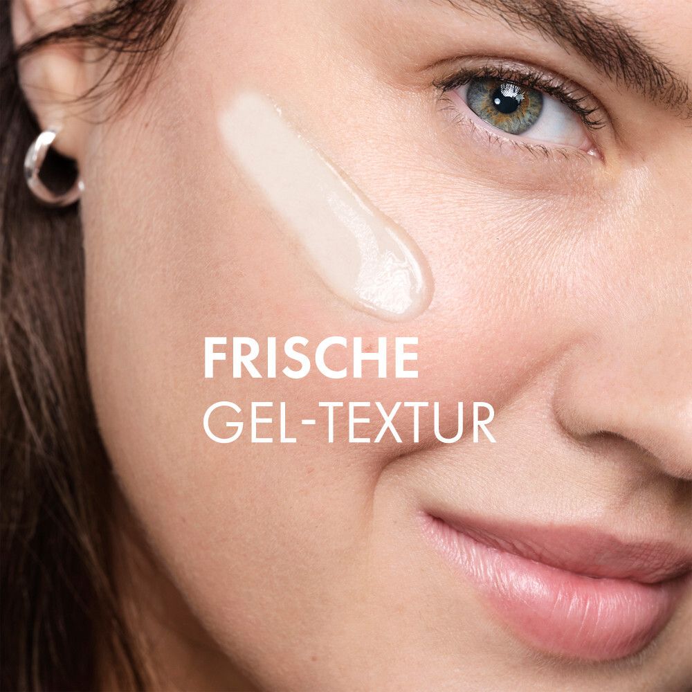 Flacone Vichy Minéral 89 Cura Occhi tenuto da una mano, con sigilli 'Testato oftalmologicamente e dermatologicamente' e '0% Alcol'.