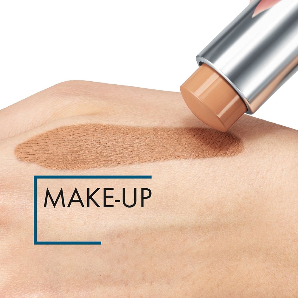 Applicazione di trucco sulla pelle. Tonalità applicata. Testo: MAKE-UP.