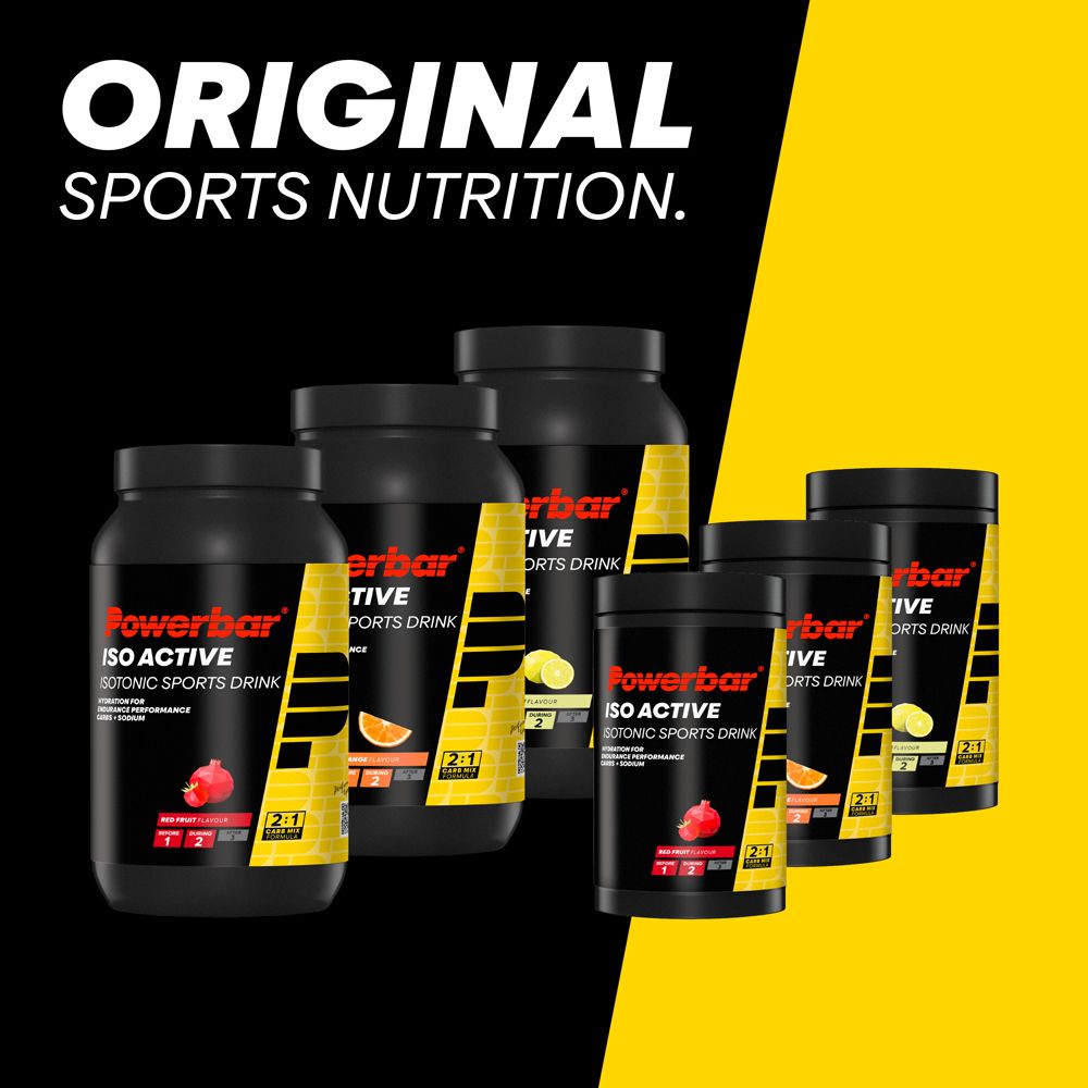 Diversi barattoli PowerBar® Isoactive in vari gusti. Scritta: ORIGINAL SPORTS NUTRITION. Sfondo giallo.