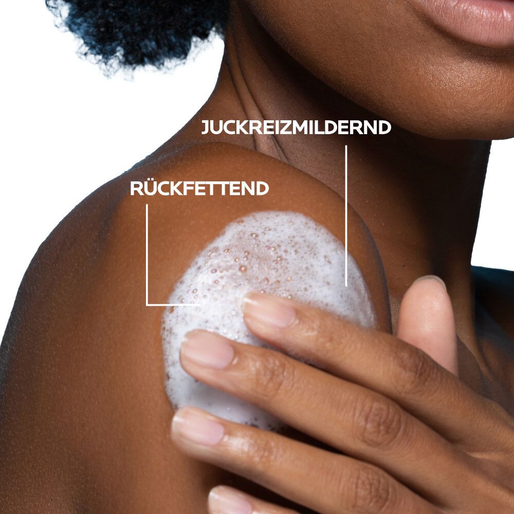 Persona che strofina schiuma sulla spalla. Testo: antiprurito, relipidante.