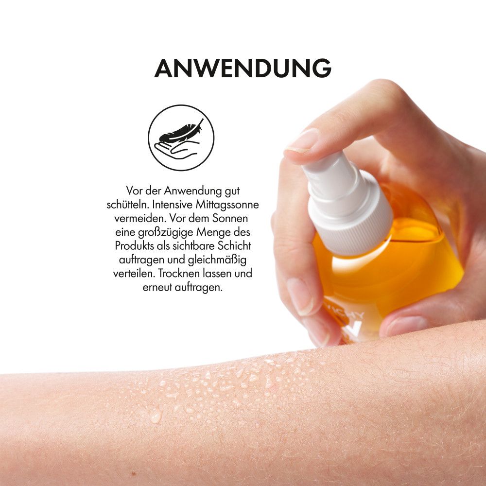Applicazione dello spray solare sulla pelle da parte di una mano che tiene il flacone spray.
