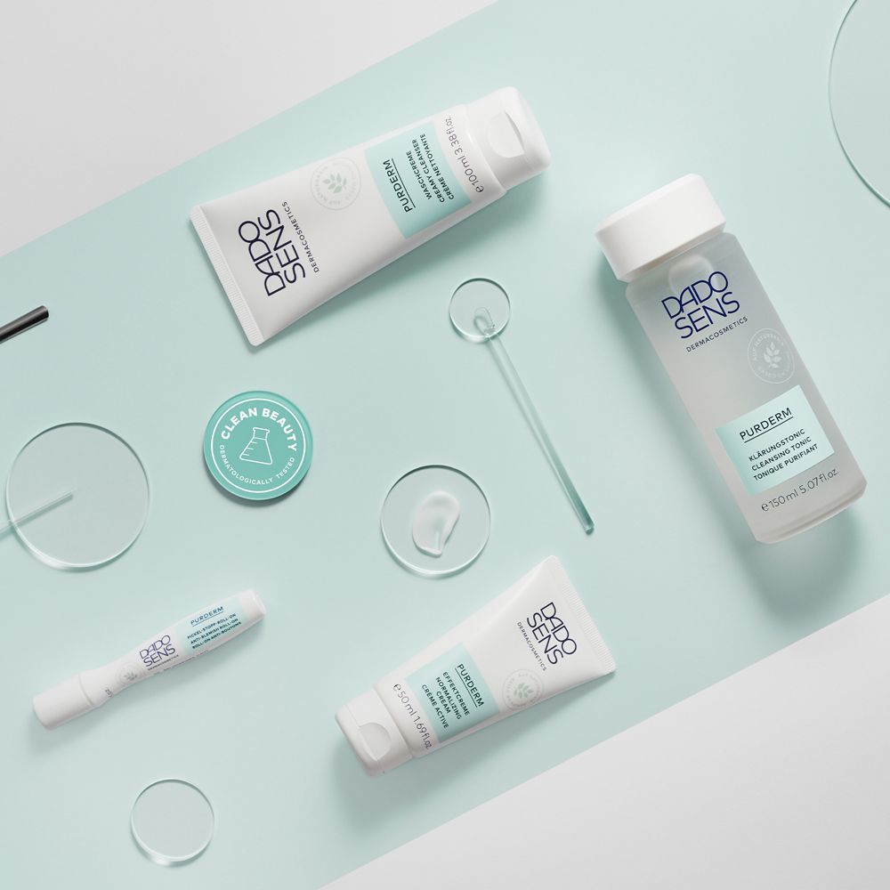 Diversi prodotti e accessori. Prodotti con logo DADO SENS. Diverse forme e dimensioni.