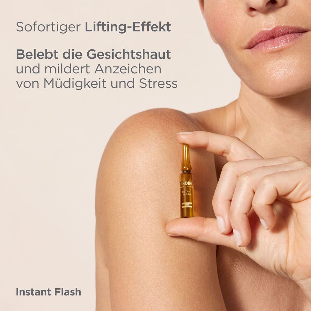 Donna tiene un'ampolla INSTANT FLASH. Testo: Effetto lifting immediato, rivitalizza la pelle.